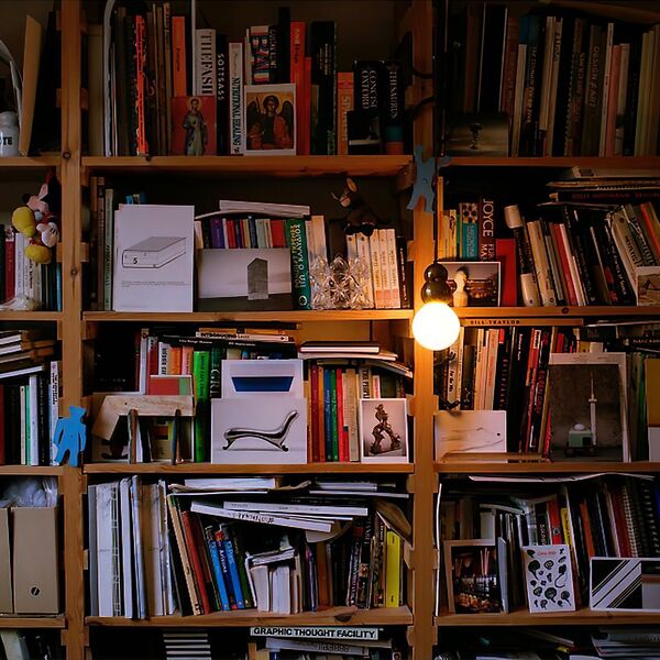 Sklenená kanvička s bylinkovým nápojom na drevenom stolíku